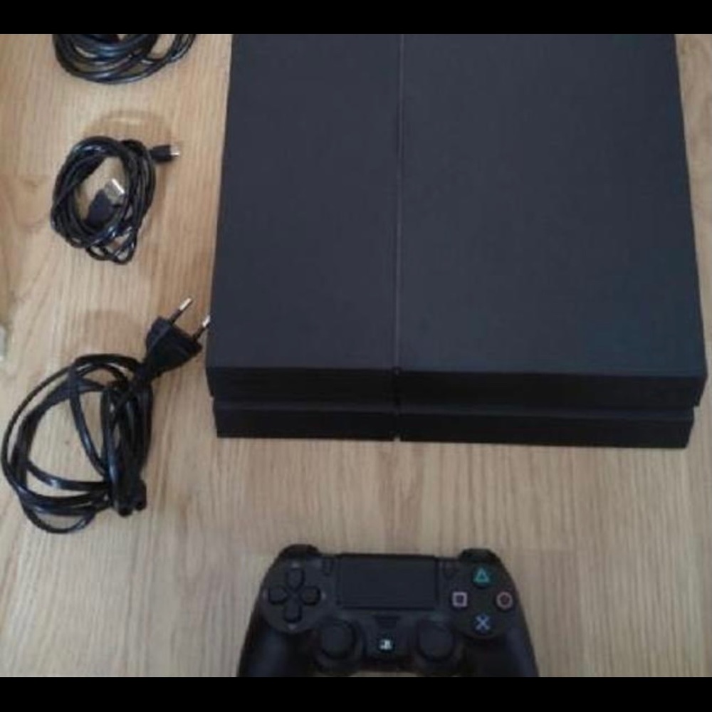 PS4 + controller & headset